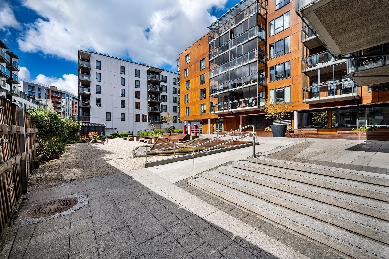Sameiet fremstår som svært veldrevet, og beboerne melder om høy trivsel. Det er også gode bussforbindelser i området med busstopp like ved. Galleribilde