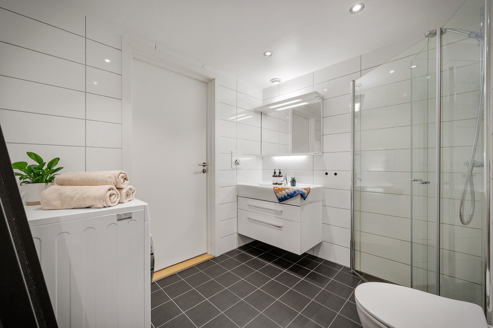 Det er vannbåren gulvvarme på bad, varmekonvektor i gang og balansert ventilasjon - som også bidrar til et godt inneklima. Galleribilde