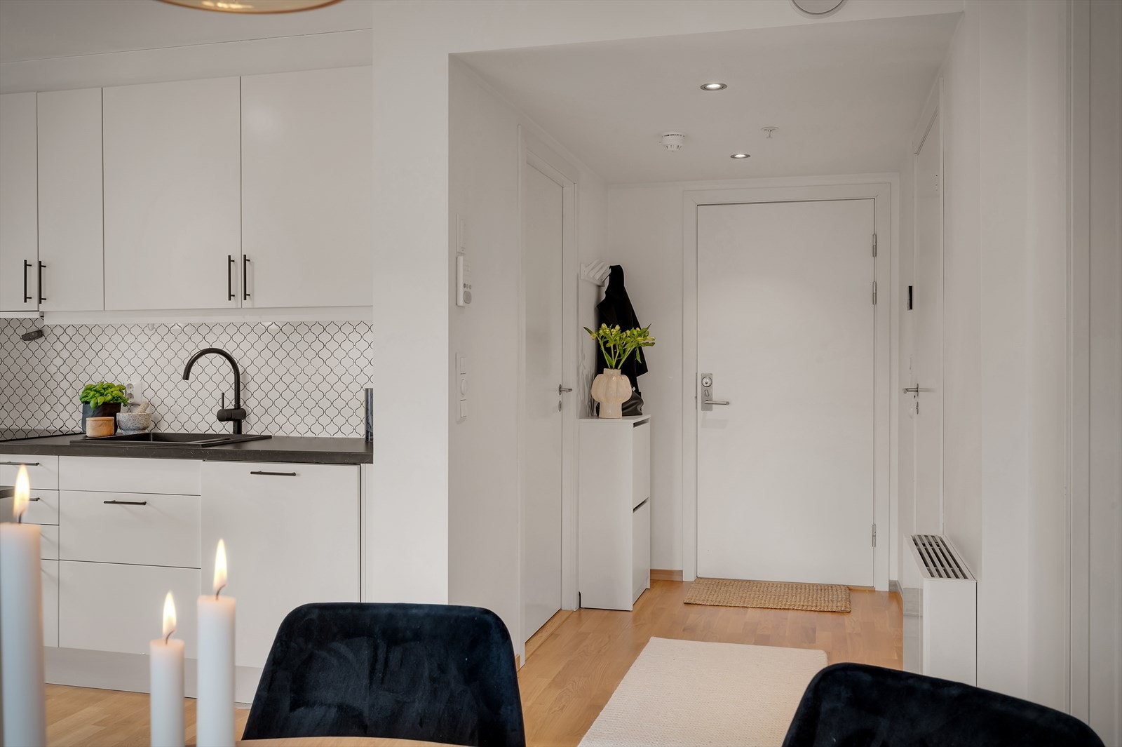 Velkommen inn! En lys entré som gir et godt førsteinntrykk, med plass til både yttertøy og praktisk oppbevaring. Galleribilde