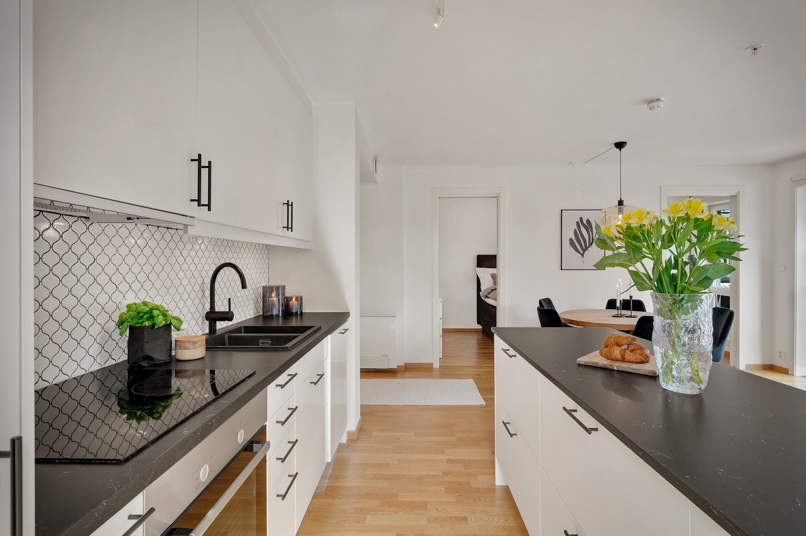 Den praktiske plasseringen av kjøkkenøyen, gir ekstra skap- og benkeplass, og den fungerer som en naturlig romdeler mellom kjøkken og stue. Galleribilde