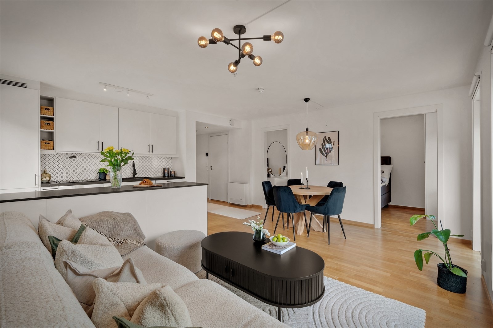 Stue og kjøkken har en åpen og sosial løsning med god plass til både spisegruppe og øvrig møblement. Galleribilde