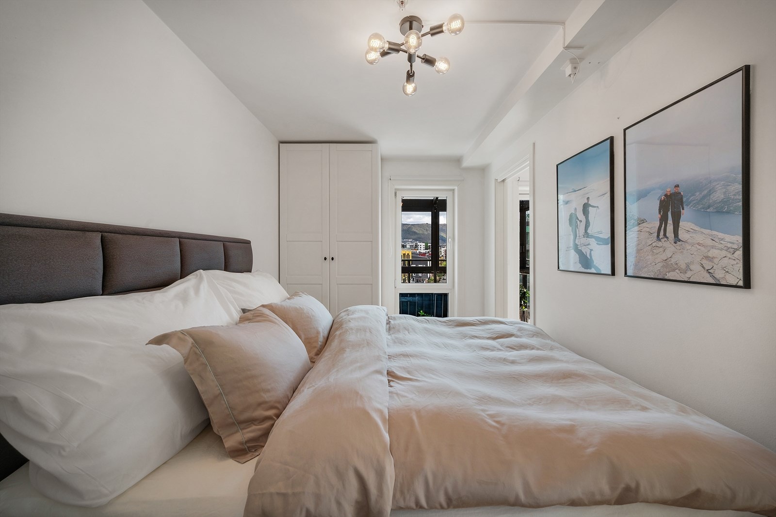 Med enkel tilgang fra begge sider er hovedsoverommet utformet for maksimal brukervennlighet og komfort. Galleribilde