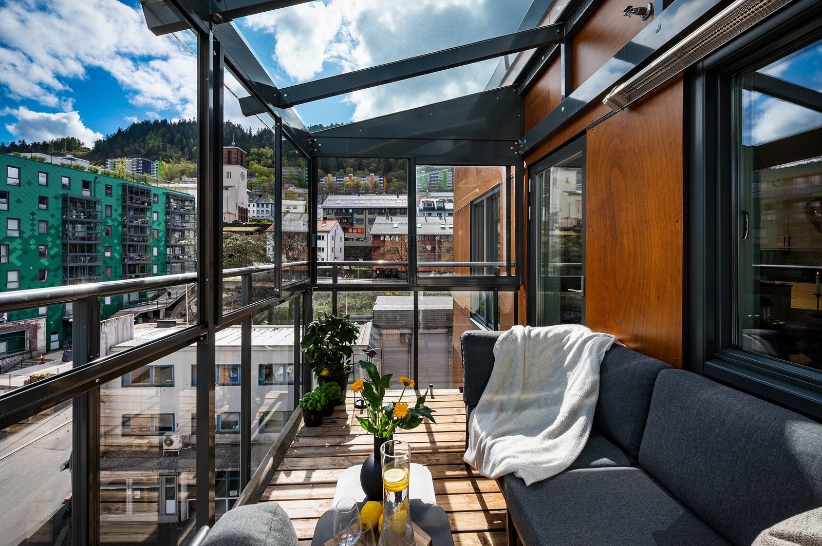 Den flotte utsikten kan nytes direkte fra sofakroken. Galleribilde