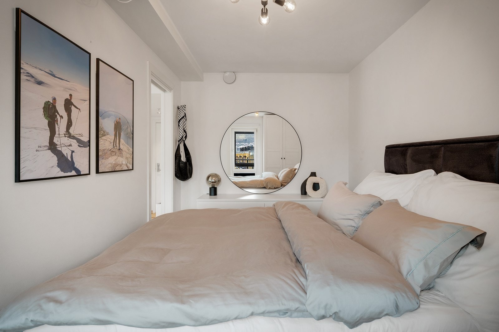 Soverommet fremstår innbydende med god plass til dobbeltseng, garderobeskap og nattbord for enkel oppbevaring. Galleribilde