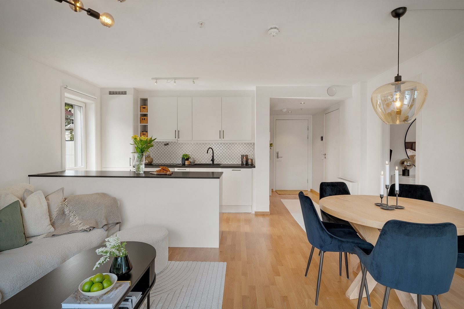 Ved oppføring ble det gjort tilpasninger av kjøkken og vegger, for å utnytte det maksimale potensialet i leiligheten. Galleribilde