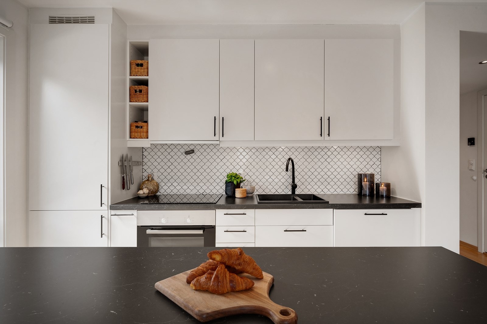 Pent og praktisk kjøkken med et tidløst design. Galleribilde