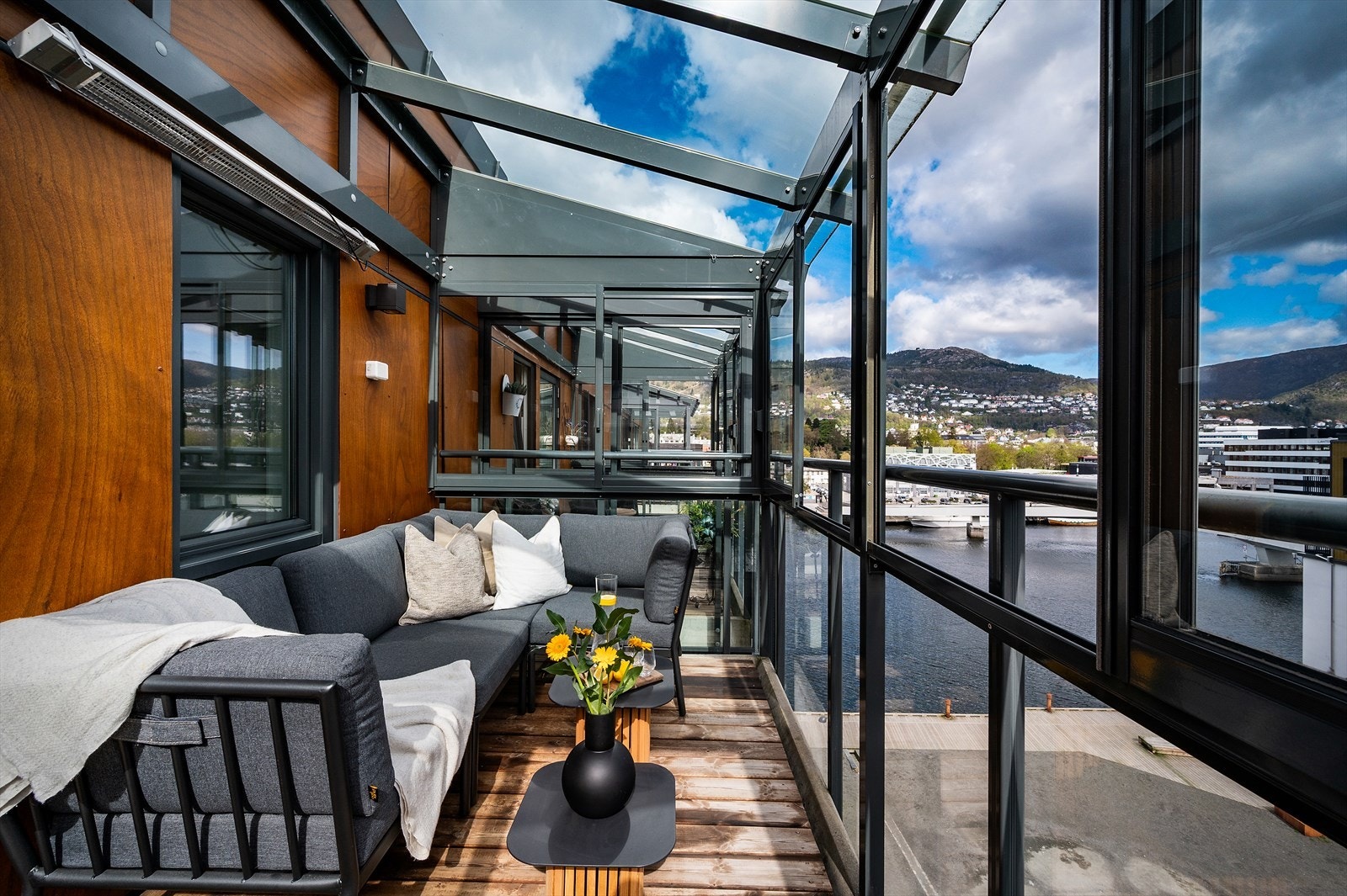 Balkongen er overbygd, har utebelysning og terrassebord på gulv. Her har man god plass til å innrede med ønsket møblement. Galleribilde