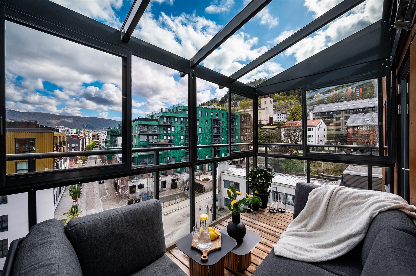 Utearealet gir rom for koselige sammenkomster med familie og venner, og skaper et flott uteområde for både avslapning og aktivitet. Galleribilde