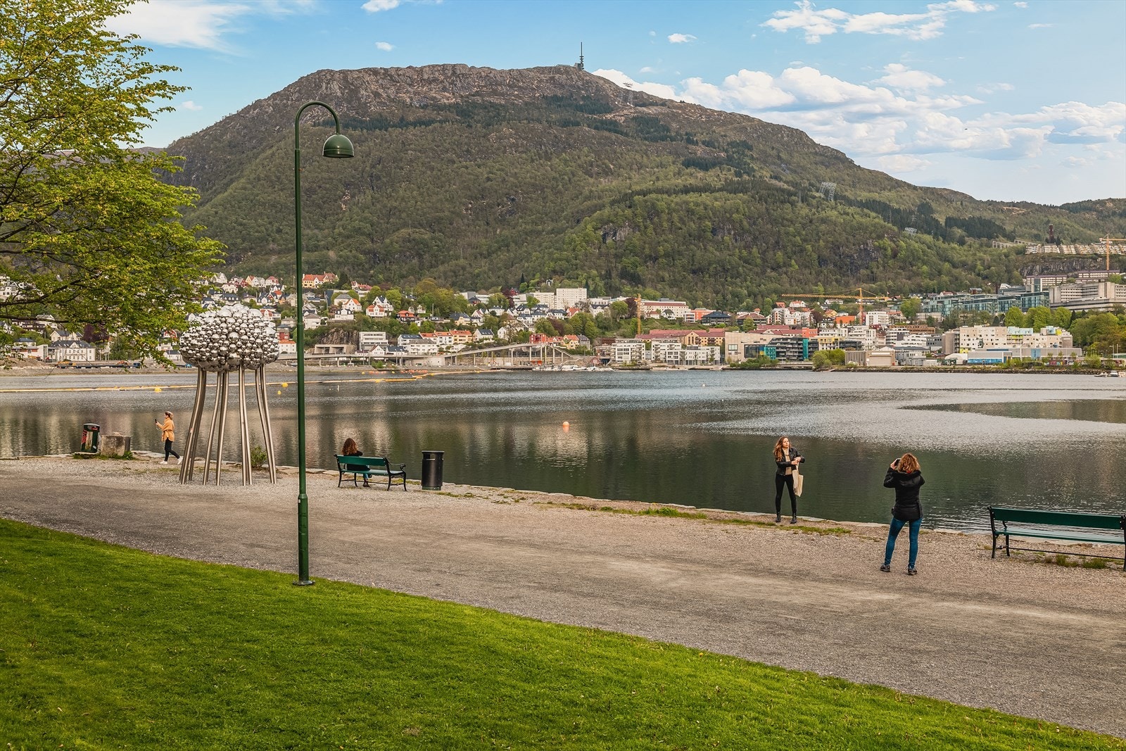 Liker du deg bedre i skog og mark, finner du Løvstakken og Damsgårdsfjellet i vest, og turmuligheter rundt Store Lungegårdsvann, Ulriken og Fløyen i øst. Galleribilde