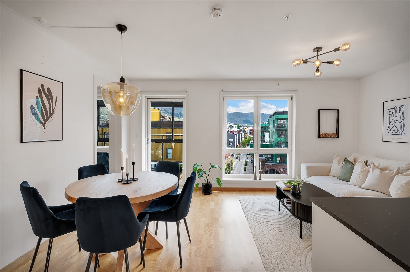 Lys og lekker leilighet med moderne standard! Parkett på alle gulv, eget walk-in closet og store vindusflater som slipper inn rikelig med naturlig lys. Galleribilde