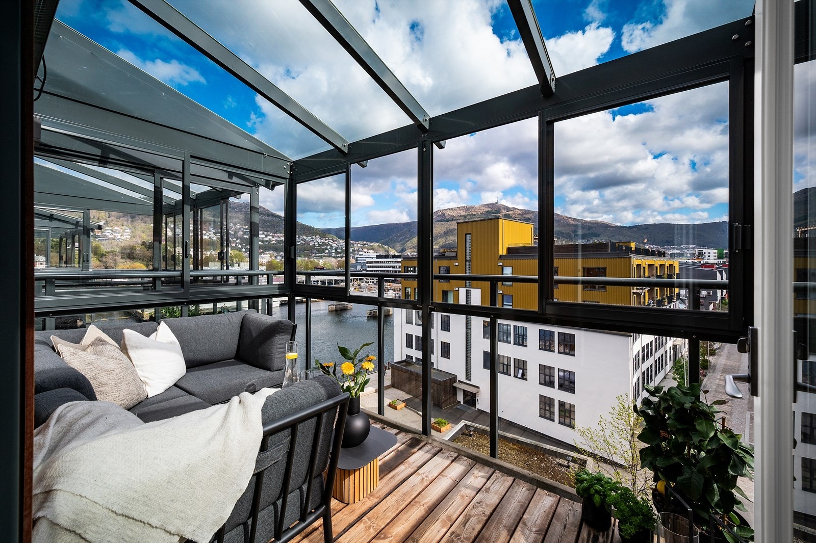 Leiligheten har en fantastisk innglasset balkong med flott utsikt, som innbyr til koselige stunder med familie og venner. Galleribilde