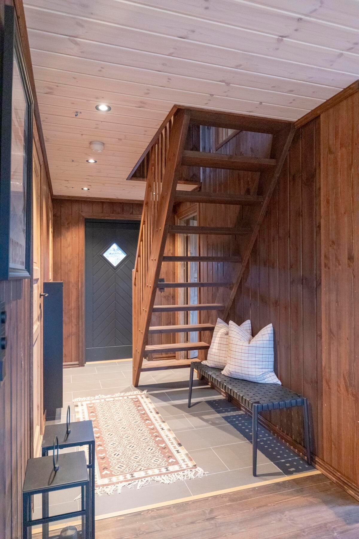 Foto fra gang / trapp til hems i en oppsatt hytte Galleribilde