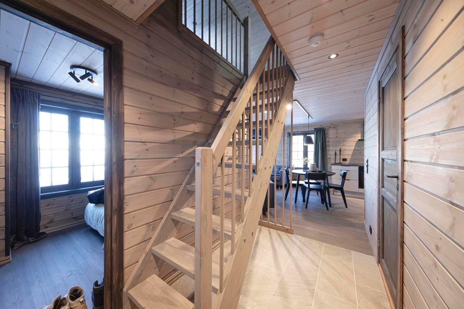 Foto fra entrè mot stue og soverom. Foto fra en oppsatt hytte. Galleribilde