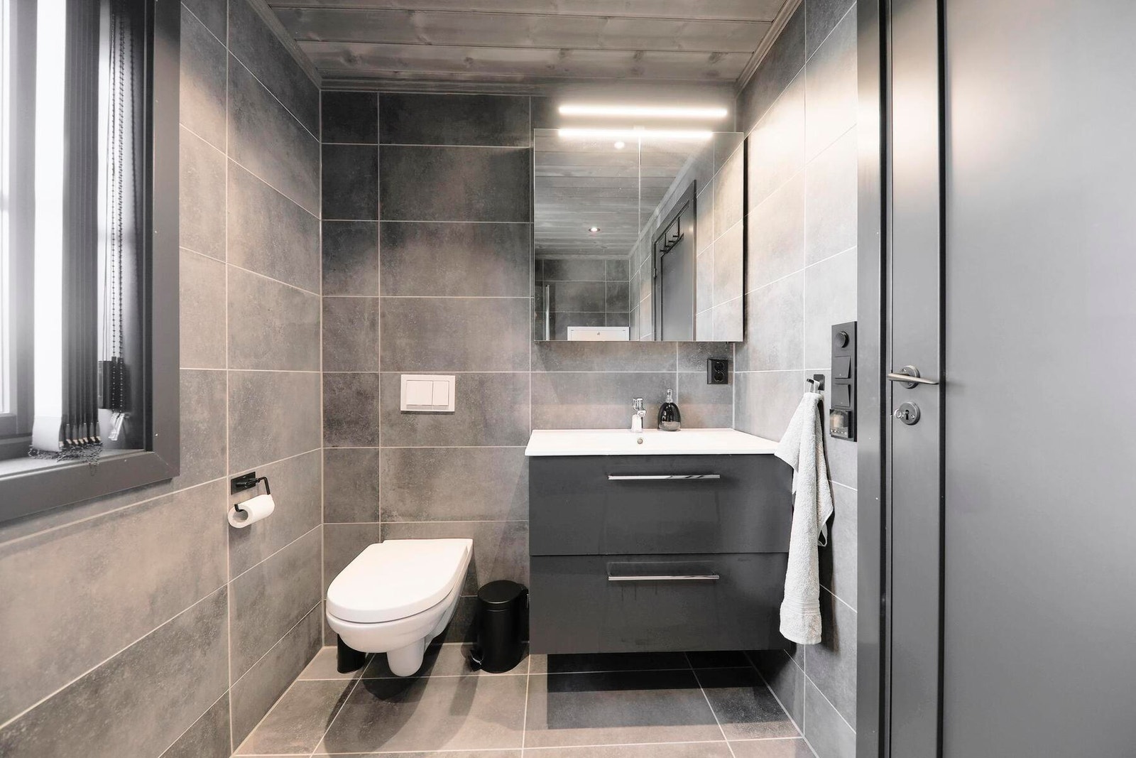 Delikat bad med flislagte overflater og varmekabler i gulv. Foto fra en oppsatt hytte Galleribilde