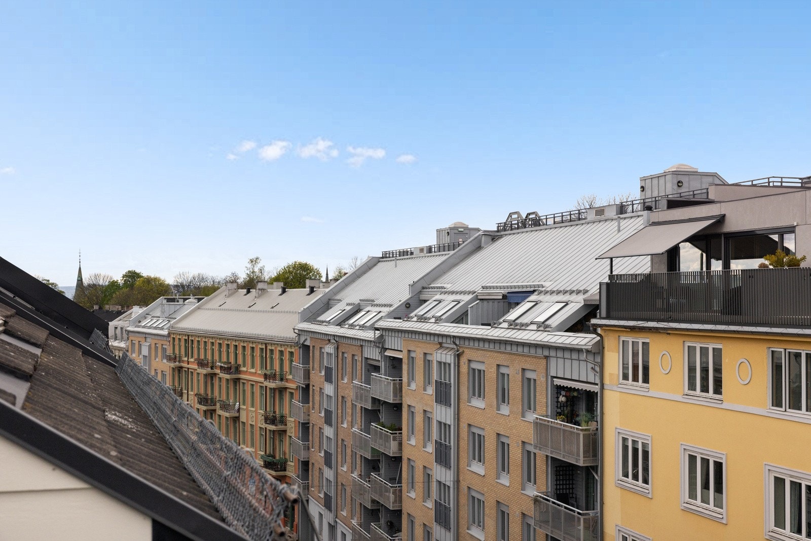 På takterrassen kan du nyte solen fra rundt kl. 12 til ca. 21.30 på sommerstid. Galleribilde
