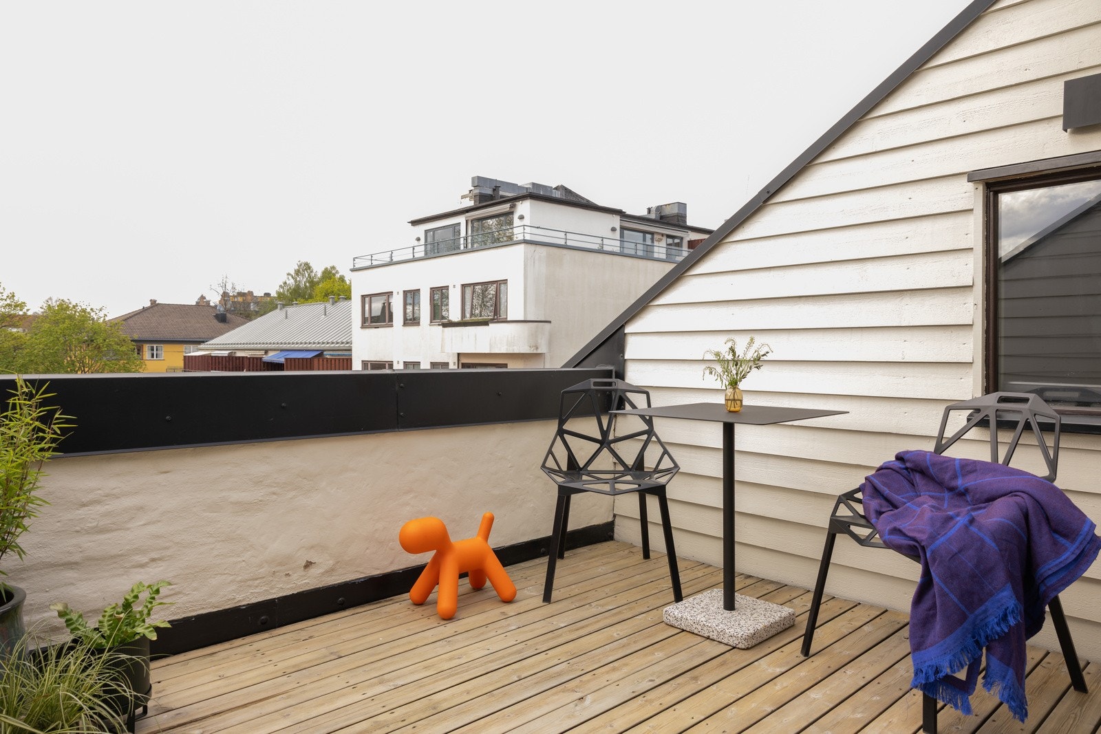 Romslig vestvendt terrasse på ca. 7 kvm. Her er det god plass til utemøbler, og du kan nyte både sol og flott utsikt i fredelige omgivelser. Galleribilde
