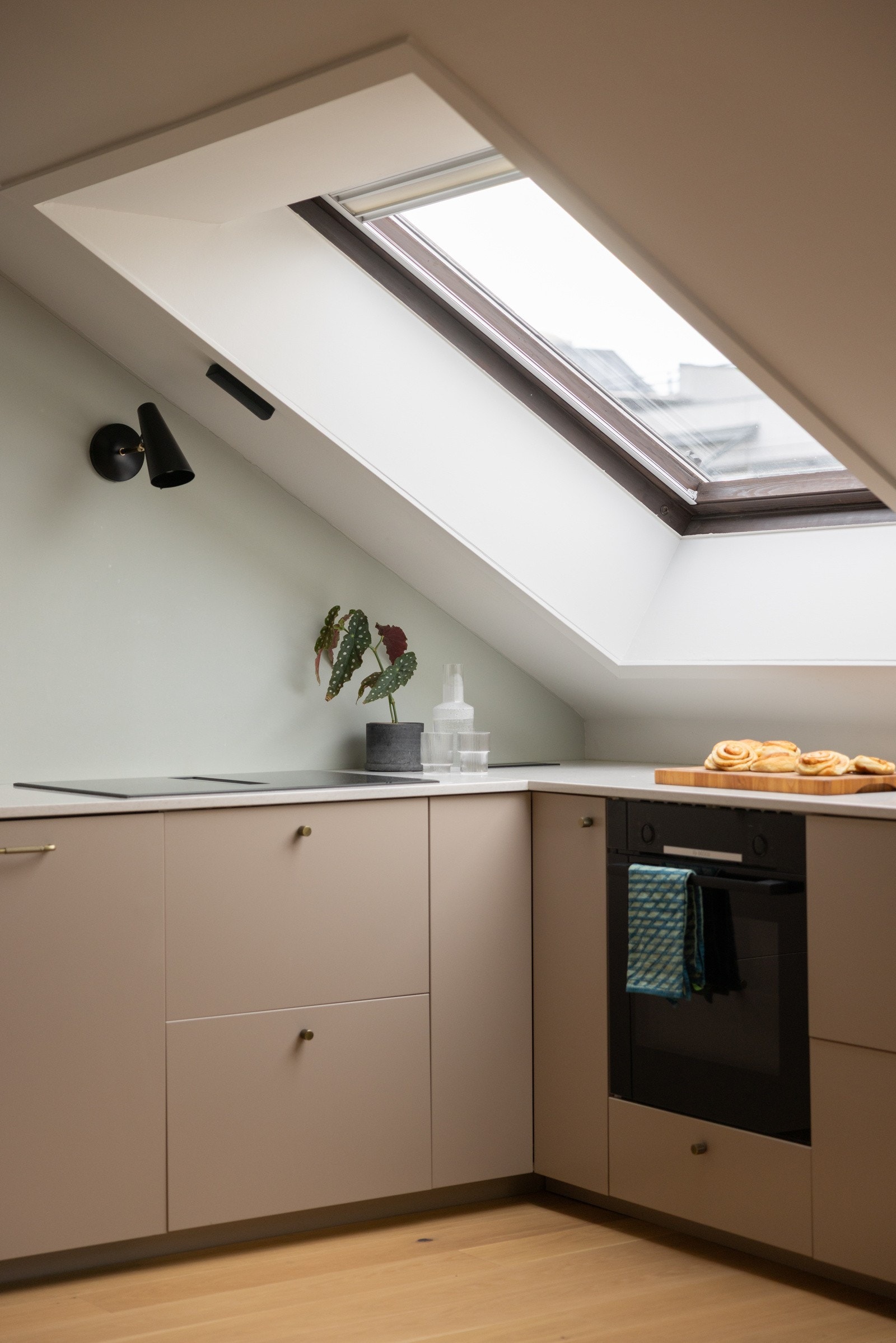 Ny kjøkkeninnredning fra 2021 med glatte, lyse fronter fra Superfront som gir et moderne og delikat uttrykk. Benkeplaten er i kompositt fra Silestone, med nedfelt kum i samme materiale for et sømløst utseende. Galleribilde
