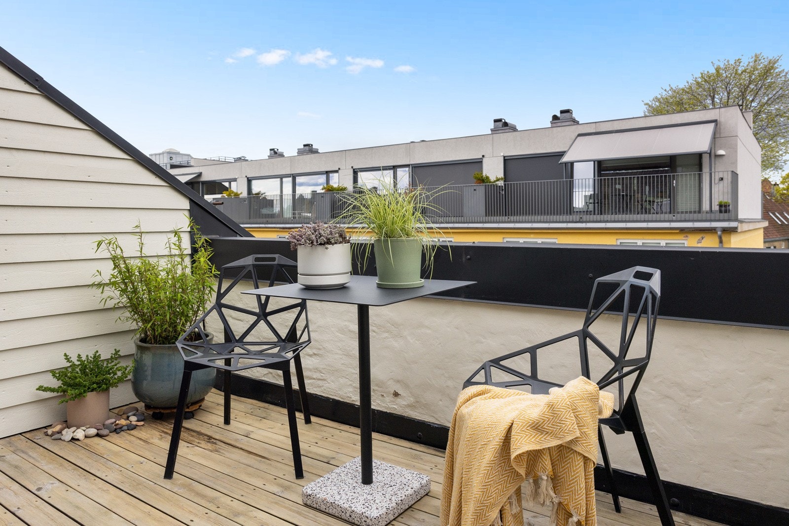 Romslig vestvendt terrasse på ca. 7 kvm. Her er det god plass til utemøbler, og du kan nyte både sol og flott utsikt i fredelige omgivelser. Galleribilde