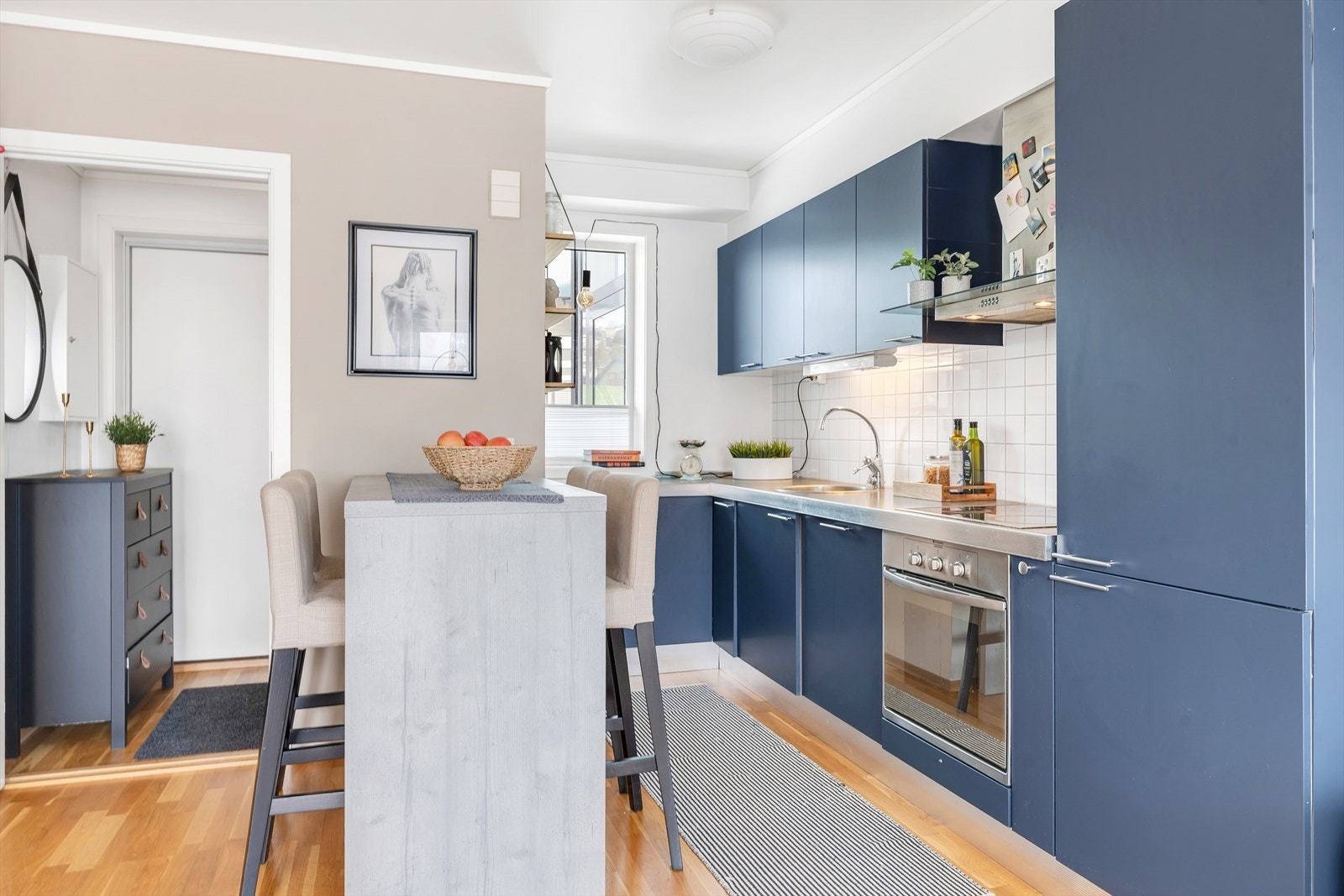 Flott kjøkken med integrerte hvitevarer Galleribilde