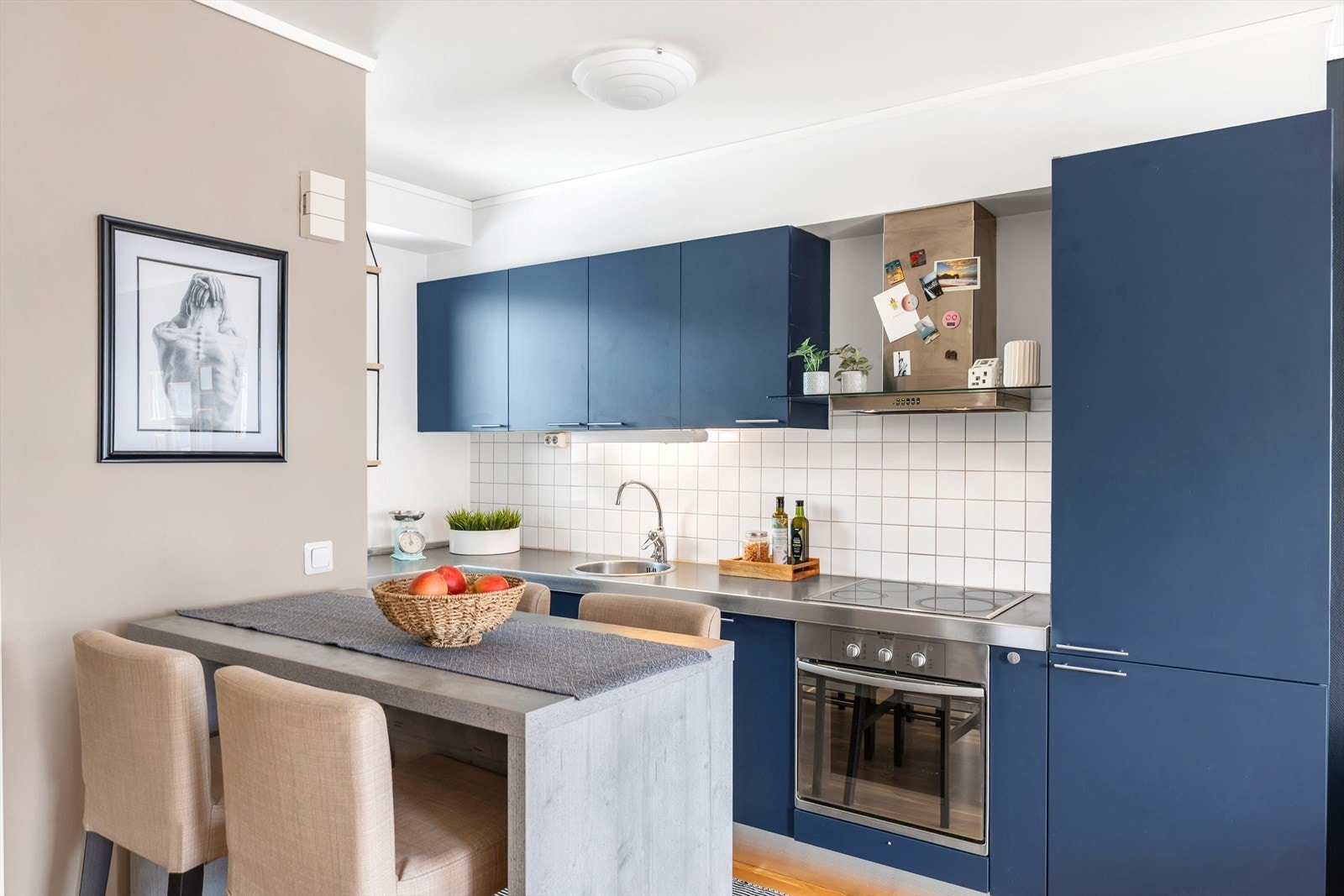 Kjøkken med plass til spiseavdeling like ved Galleribilde