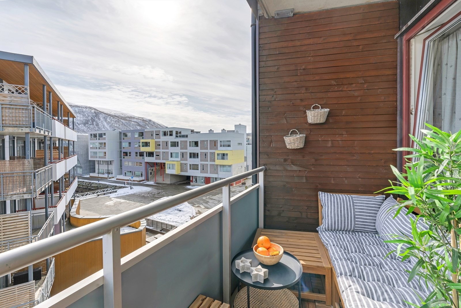 Attraktiv balkong med utsikt over området samt mot Fløya Galleribilde