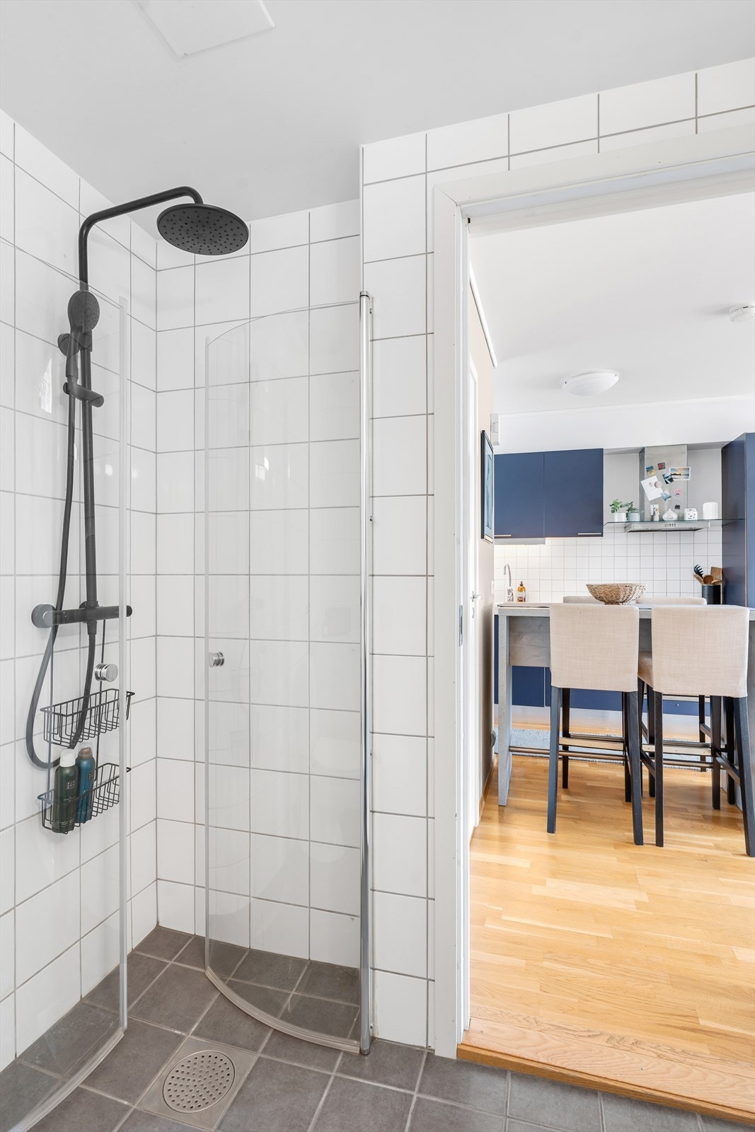 Praktisk dusjhjørne med innfeltbare dusjdører Galleribilde
