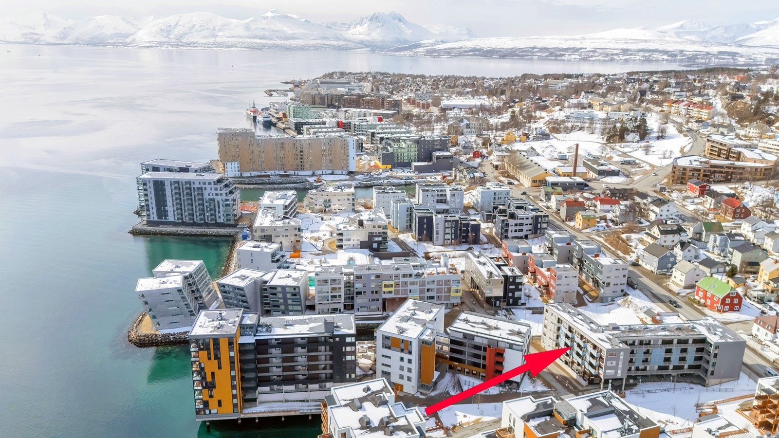 Her bor man i nærheten til sjø, fine gangerveier, butikker og sentrum Galleribilde