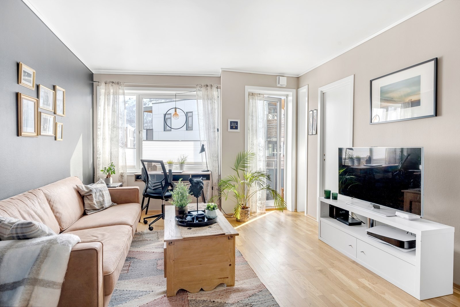 Store vinduer slipper inn rikelig med naturlig lys og direkteadkomst til balkong Galleribilde