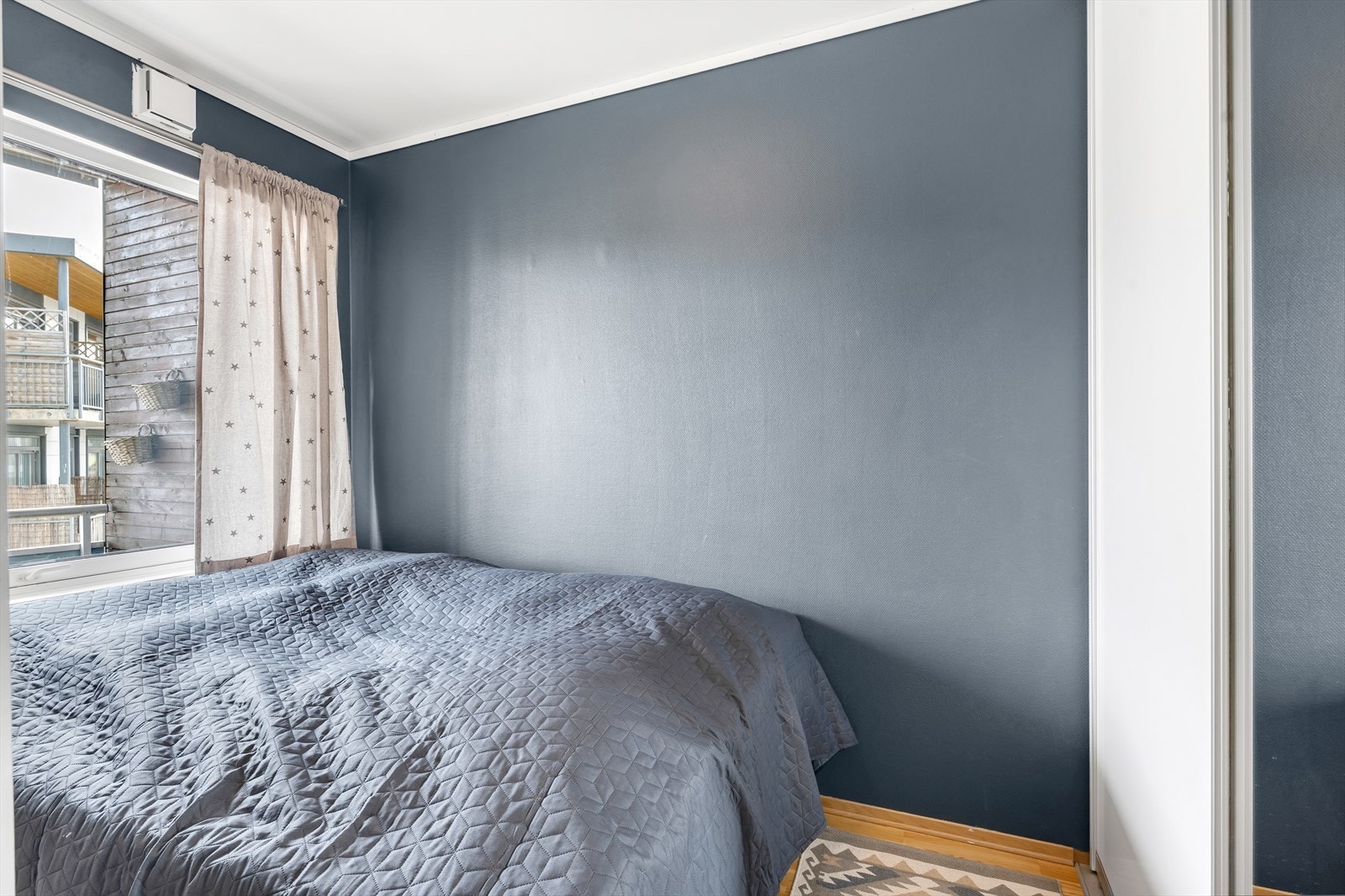 Soverom med garderobe Galleribilde