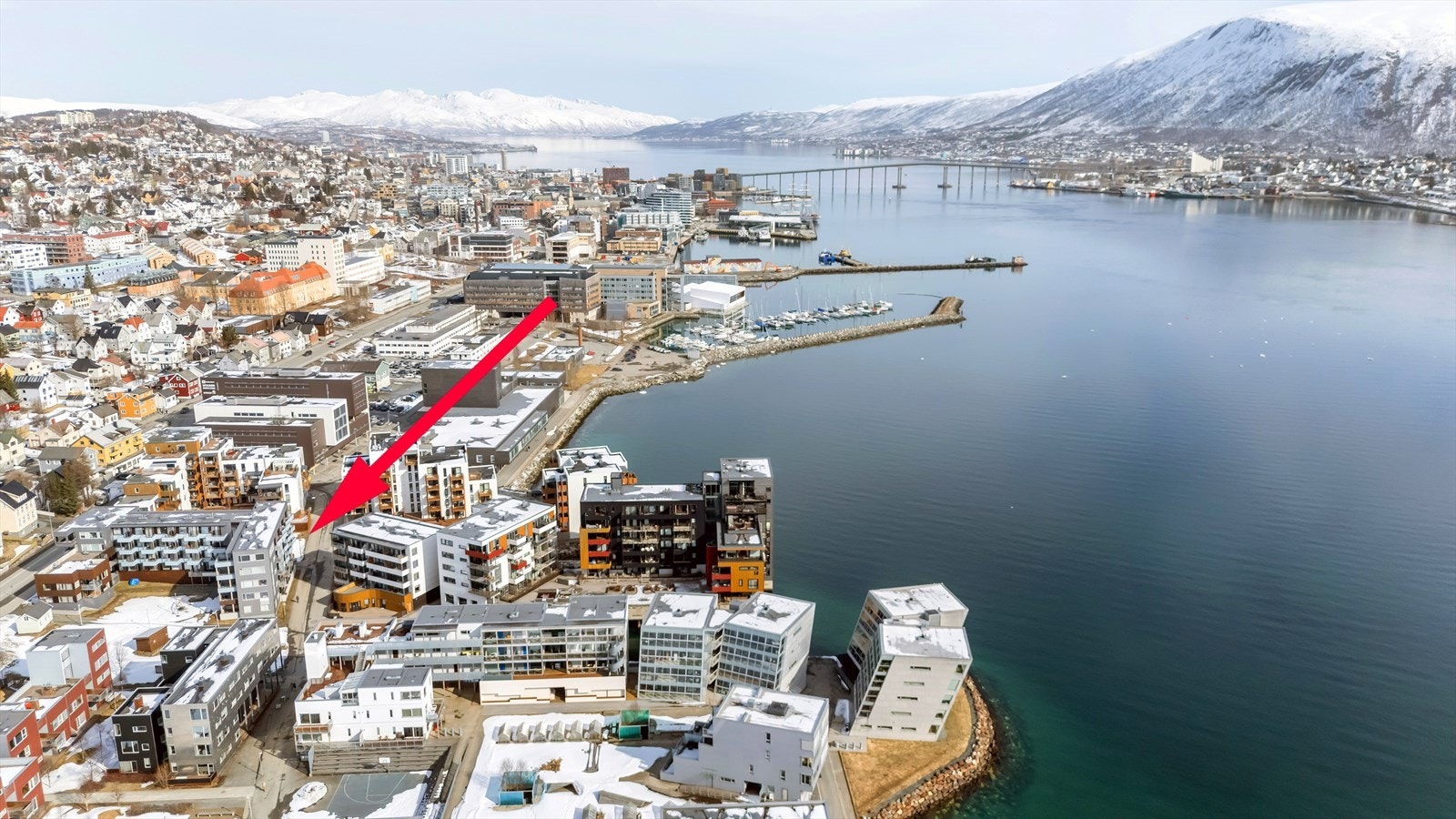 Like ved ligger nærbutikken Coop Extra og Kiwi og det er gangavstand til sentrum. Busstopp med direkteadkomst til UNN/UiT Galleribilde