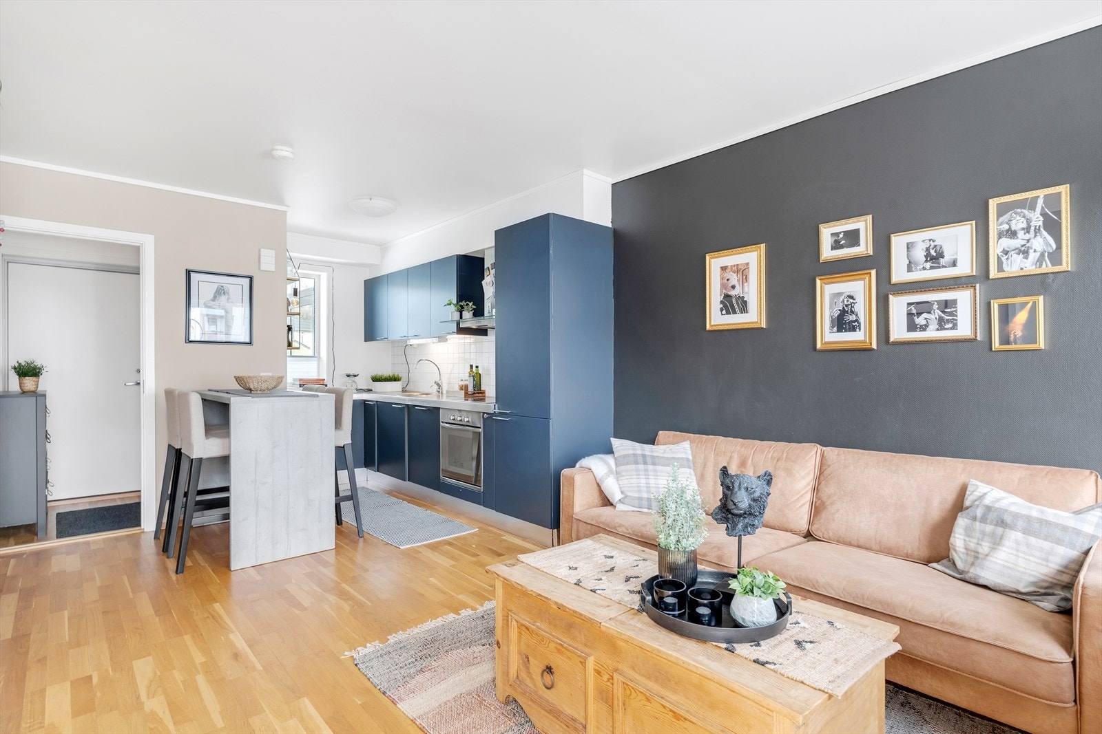 Parkettgulv med vannbåren gulvvarme og overflater malt i flotte farger samt god planløsning med plass til å innrede meg egne møbler Galleribilde