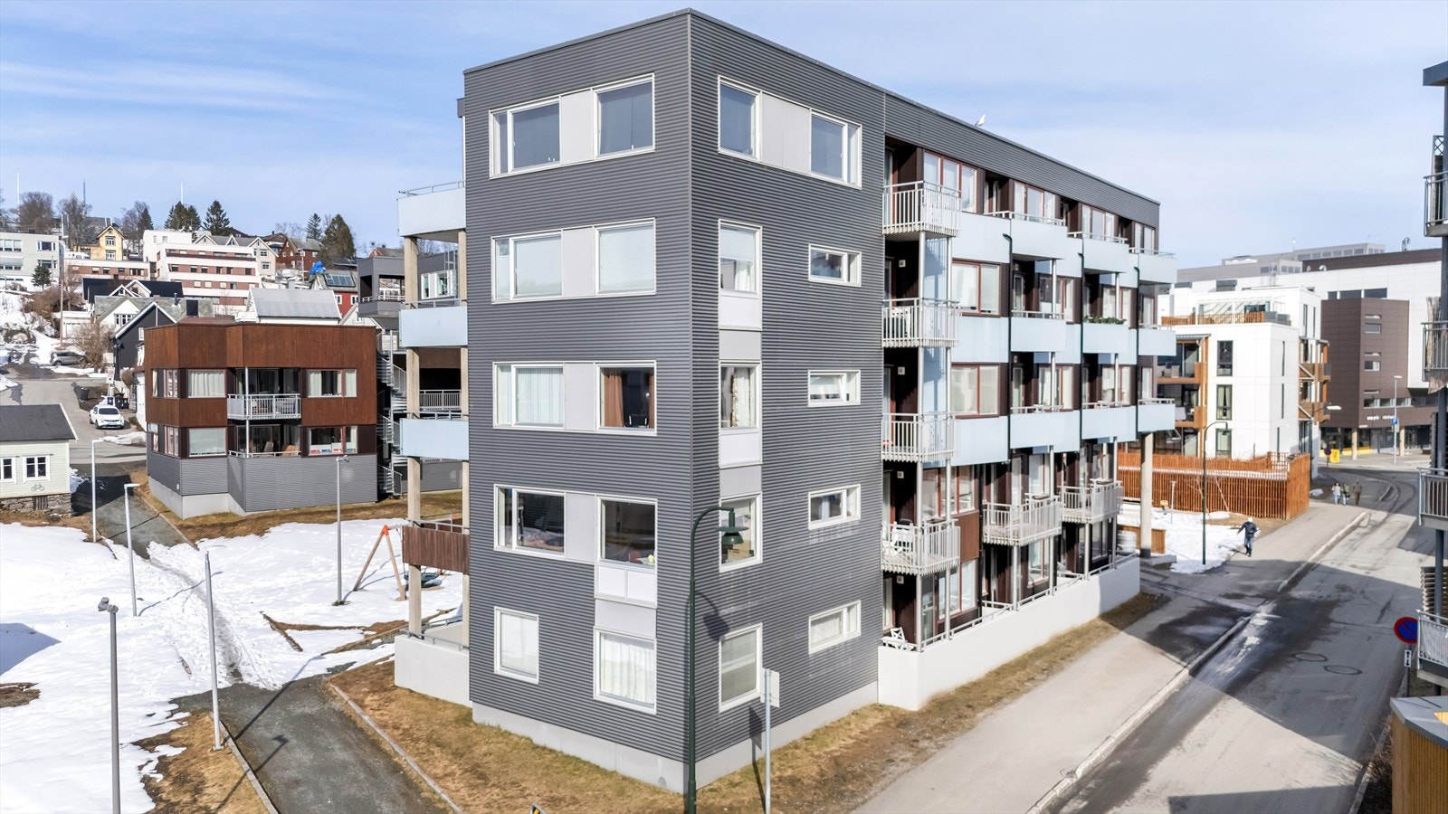 Sportsbod i felles anlegg følger også med. Borettslaget har også en felles solrik takterrasse samt at det er IN-Ordning på fellesgjelden (kan betale ut helt eller delvis lånet) Galleribilde