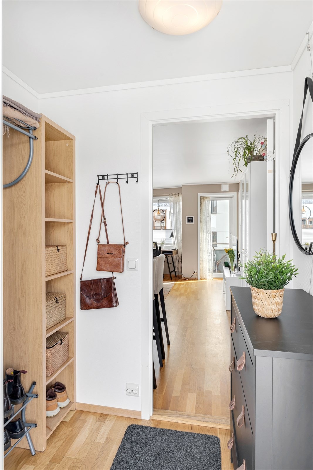 Velkommen inn til entre med plass til å henge i fra seg klær og sko Galleribilde