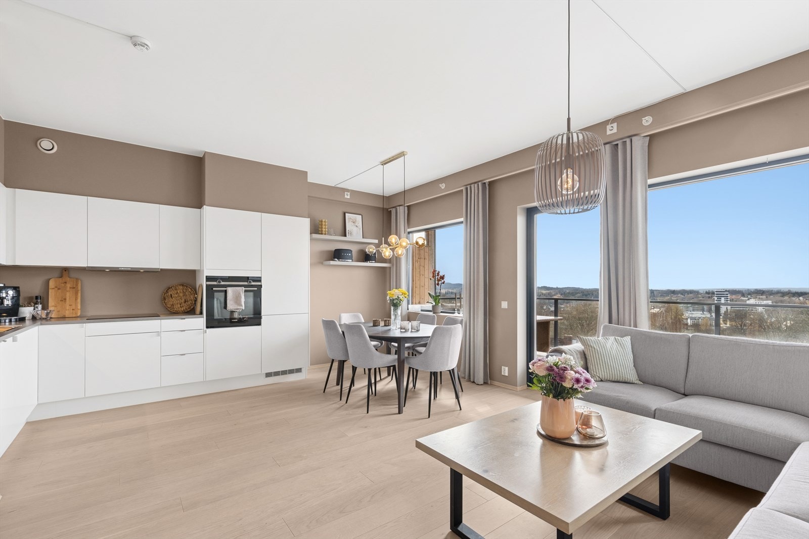 Fra stuen er det utgang til terrasse på ca. 17 kvm. Galleribilde