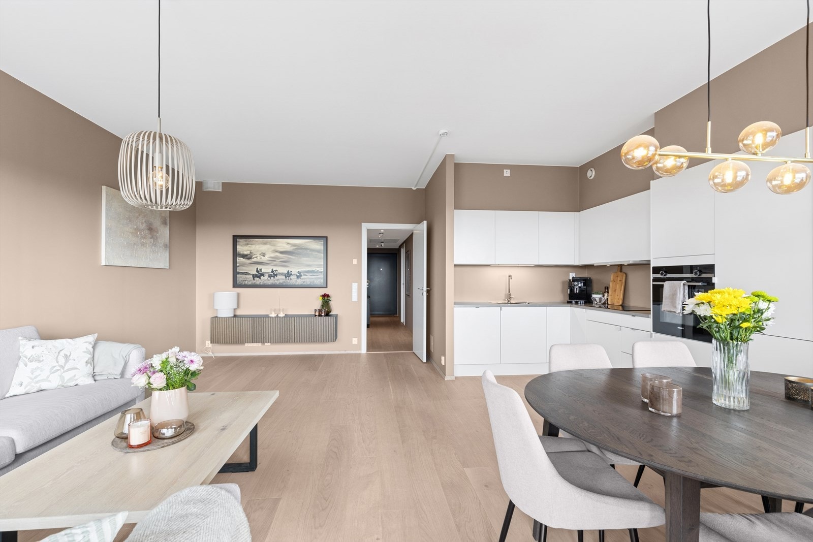 Lampe på kjøkken samt stue medfølger salget. Galleribilde