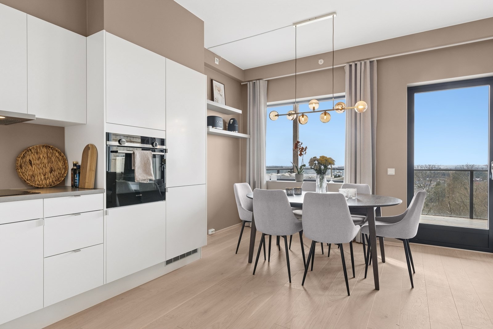 I tilknytning til kjøkkenet er det god plass til en spisegruppe. Galleribilde