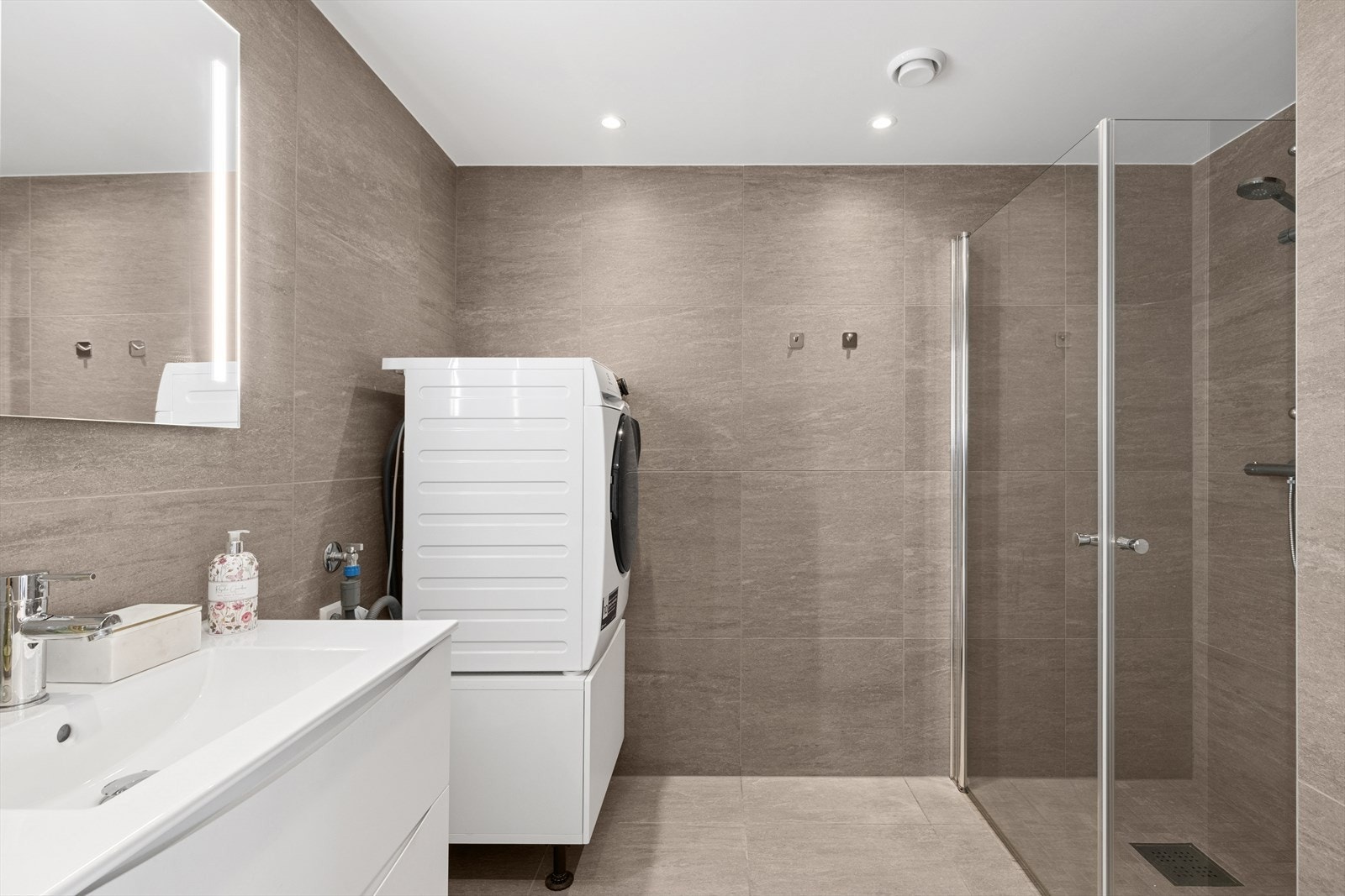 Det er opplegg og plass til vaskemaskin. Galleribilde