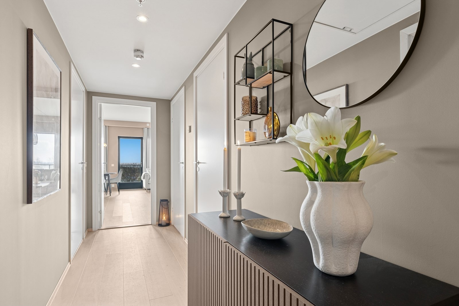 Dette er en nyere 3-roms selveierleilighet med fantastisk beliggenhet. Galleribilde