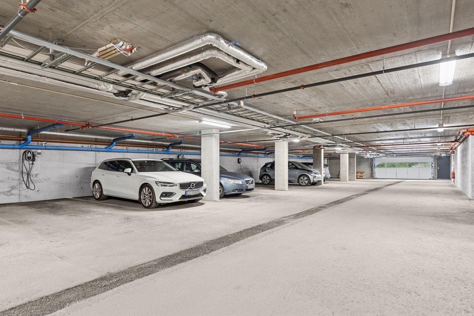 Leiligheten disponerer en garasjeplass i felles garasjekjeller. I garasjen er det også bod. Galleribilde