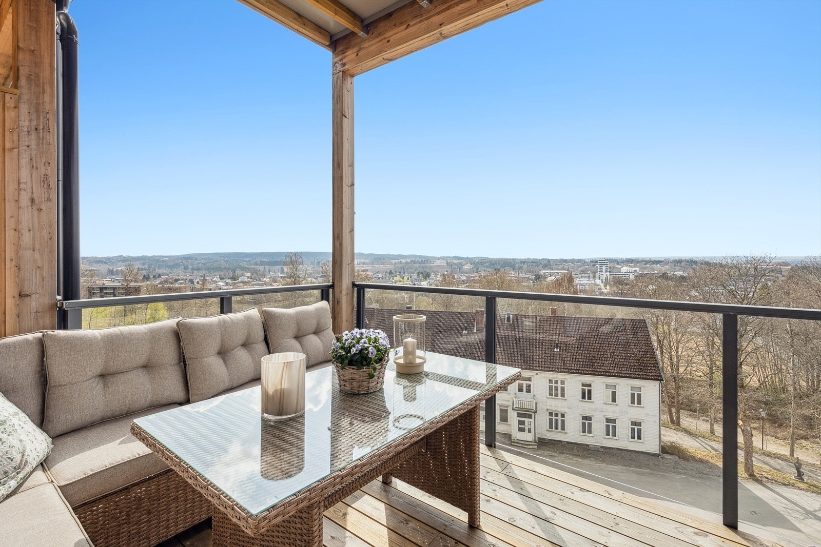 Her er det god plass til sittegruppe og grill. Galleribilde