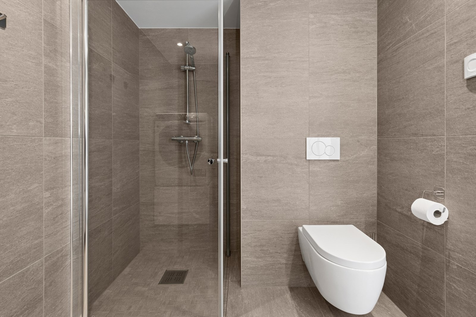 Bad med flislagte overflater på vegger og gulv, med gulvvarme. Galleribilde