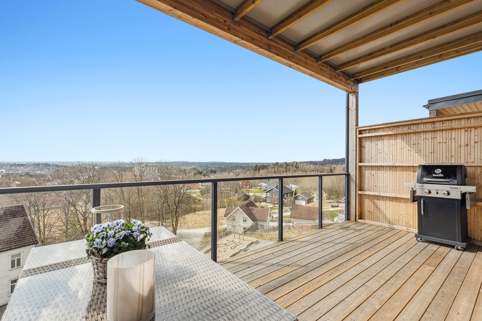 Det er gode solforhold, så her kan måltider nytes med fantastisk utsikt. Galleribilde