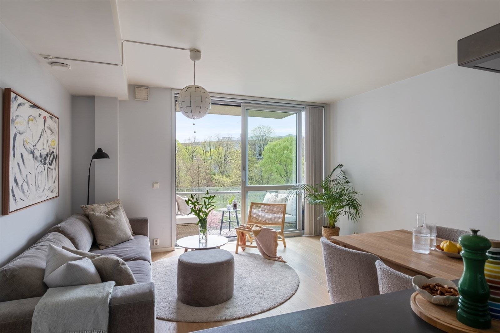 Leiligheten har store vindusflater som sikrer gode lysforhold. Leiligheten vender i sin helhet mot rolig hage og Akerselva, skjermet for trafikk og støy. Galleribilde