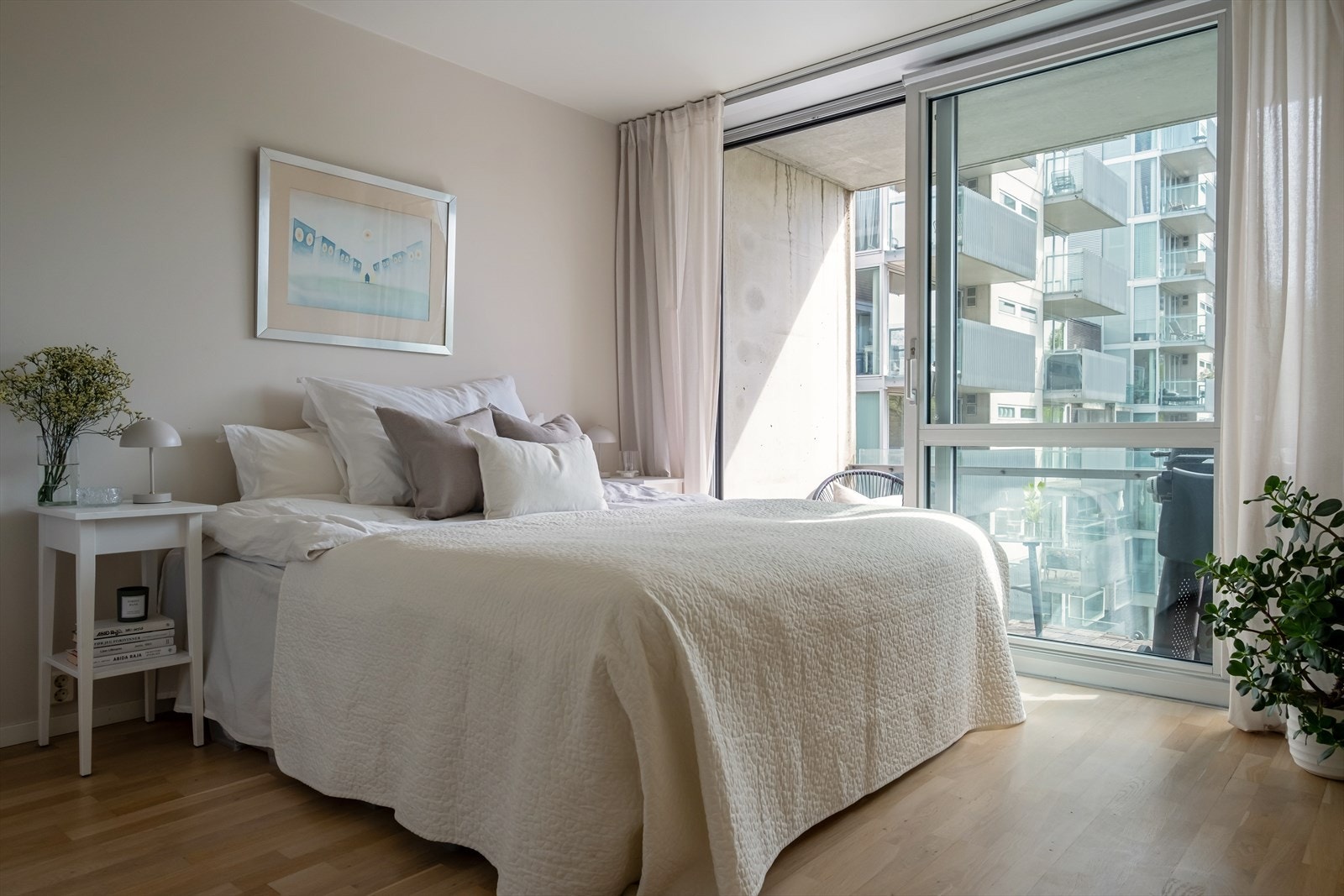 Romslig soverom med god plass til dobbeltseng med tilhørende nattbord. Galleribilde