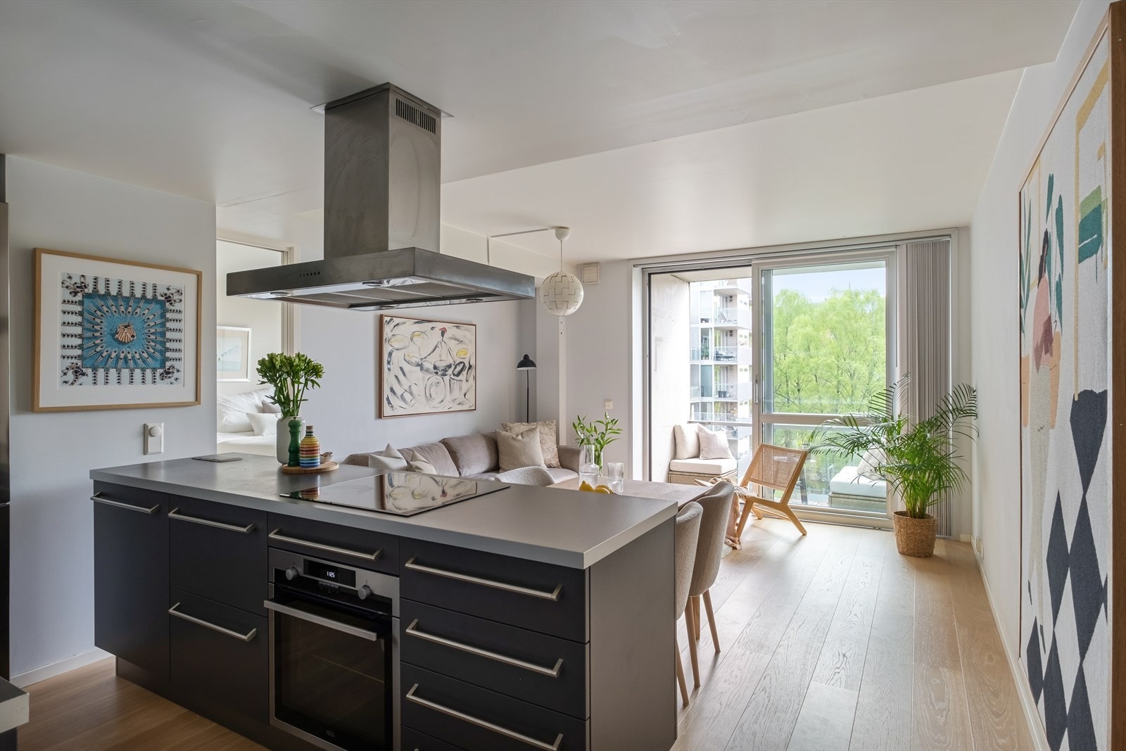 Lys og hyggelig stue med åpen løsning som sikrer full utnyttelse av arealene. Galleribilde