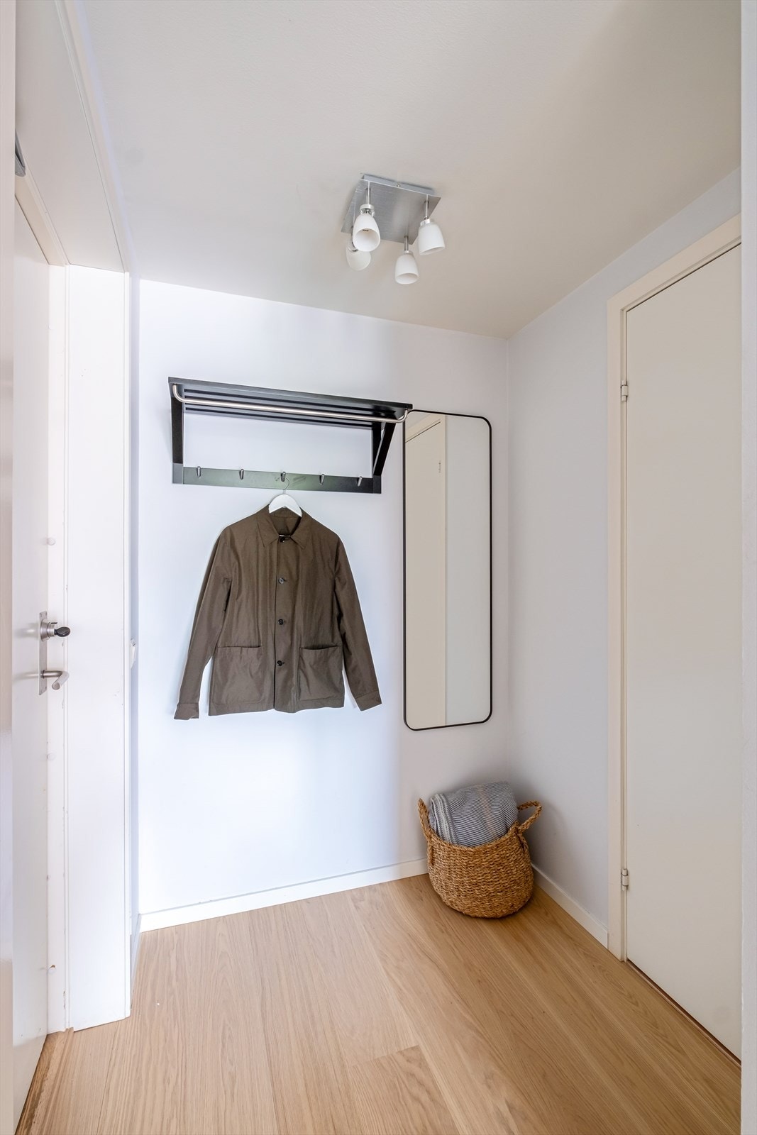 Velkommen inn! En lys og innbydende entré som gir et godt førsteinntrykk av leiligheten. Galleribilde