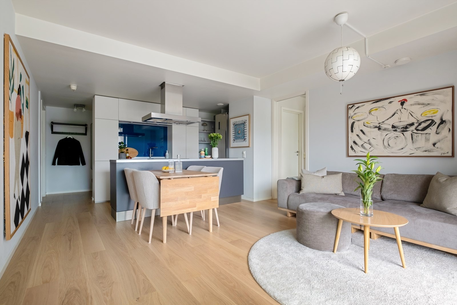 I stuen er det god plass til sofa med tilhørende møblement, TV-benk og spisebord. Galleribilde