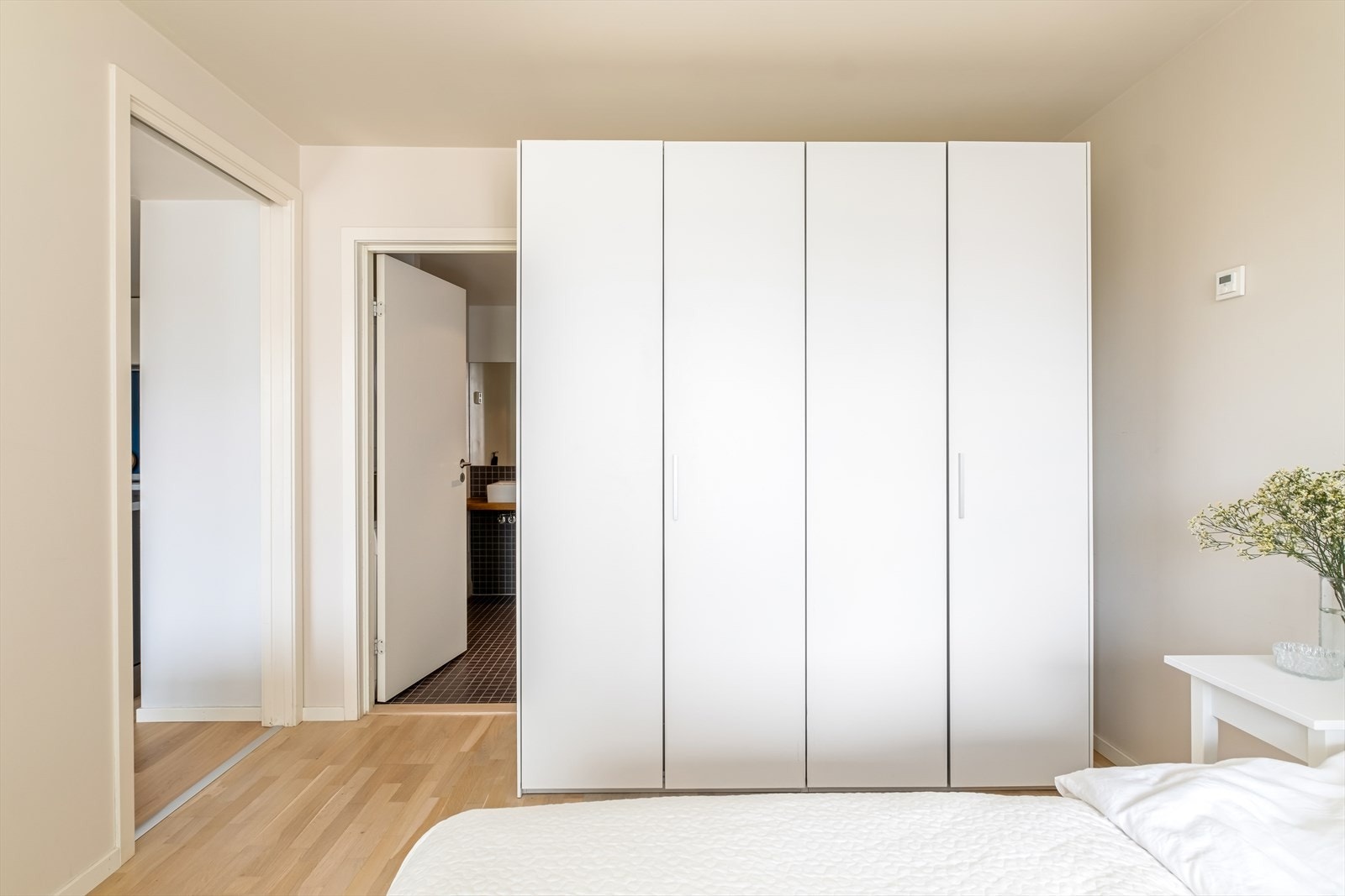 Soverommet har rikelig med oppbevaringsplass i garderobeløsning. Galleribilde