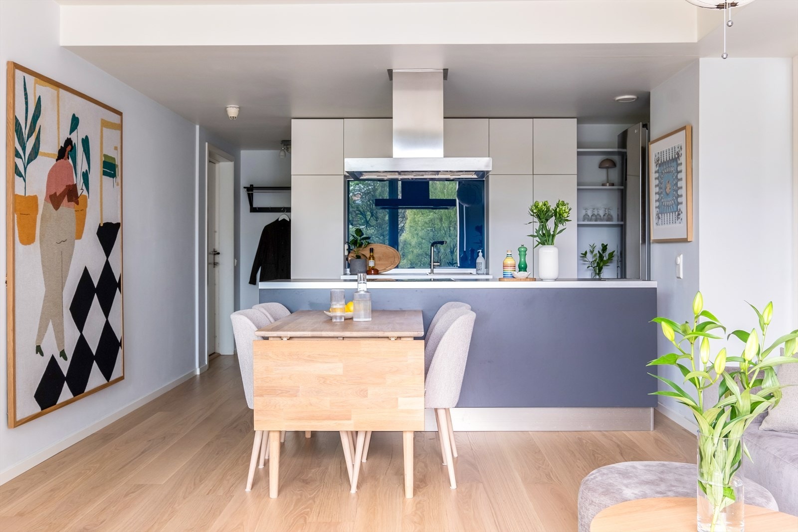 Kjøkken med åpen løsning mot stuen. Galleribilde