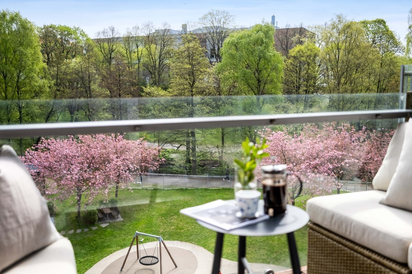 Nordvik v/Moestue har gleden av å presentere en lys og hyggelig 2-roms selveierleilighet med to balkonger. Svært attraktiv beliggenhet i Waldemars Hage på Kiellands plass med umiddelbar nærhet til idylliske Akerselva. Husk visningspåmeldig! Galleribilde